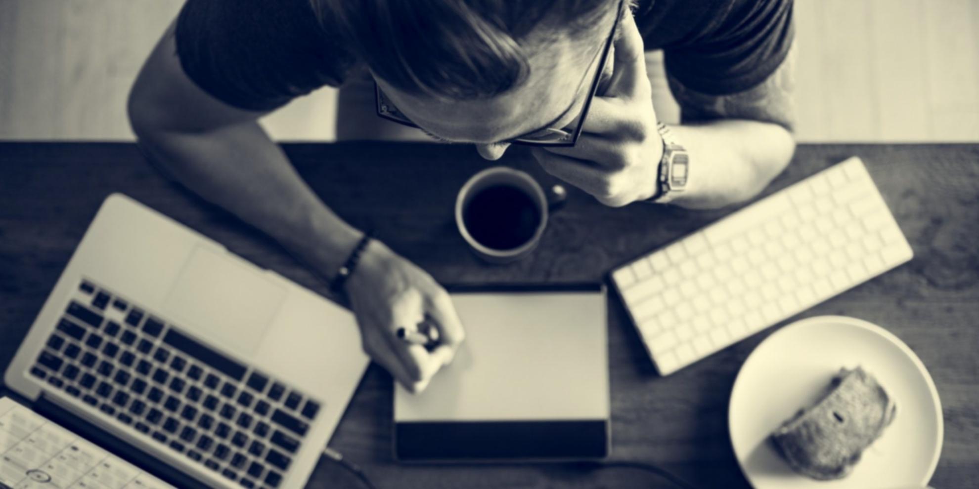 Documentos periodísticos apilados sobre una mesa de trabajo